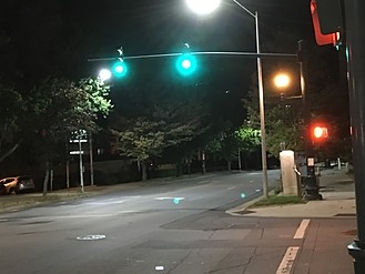 滝　夜の交差点